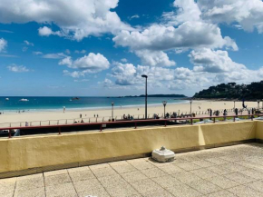 Grande terrasse vue sur la plage de Trestraou